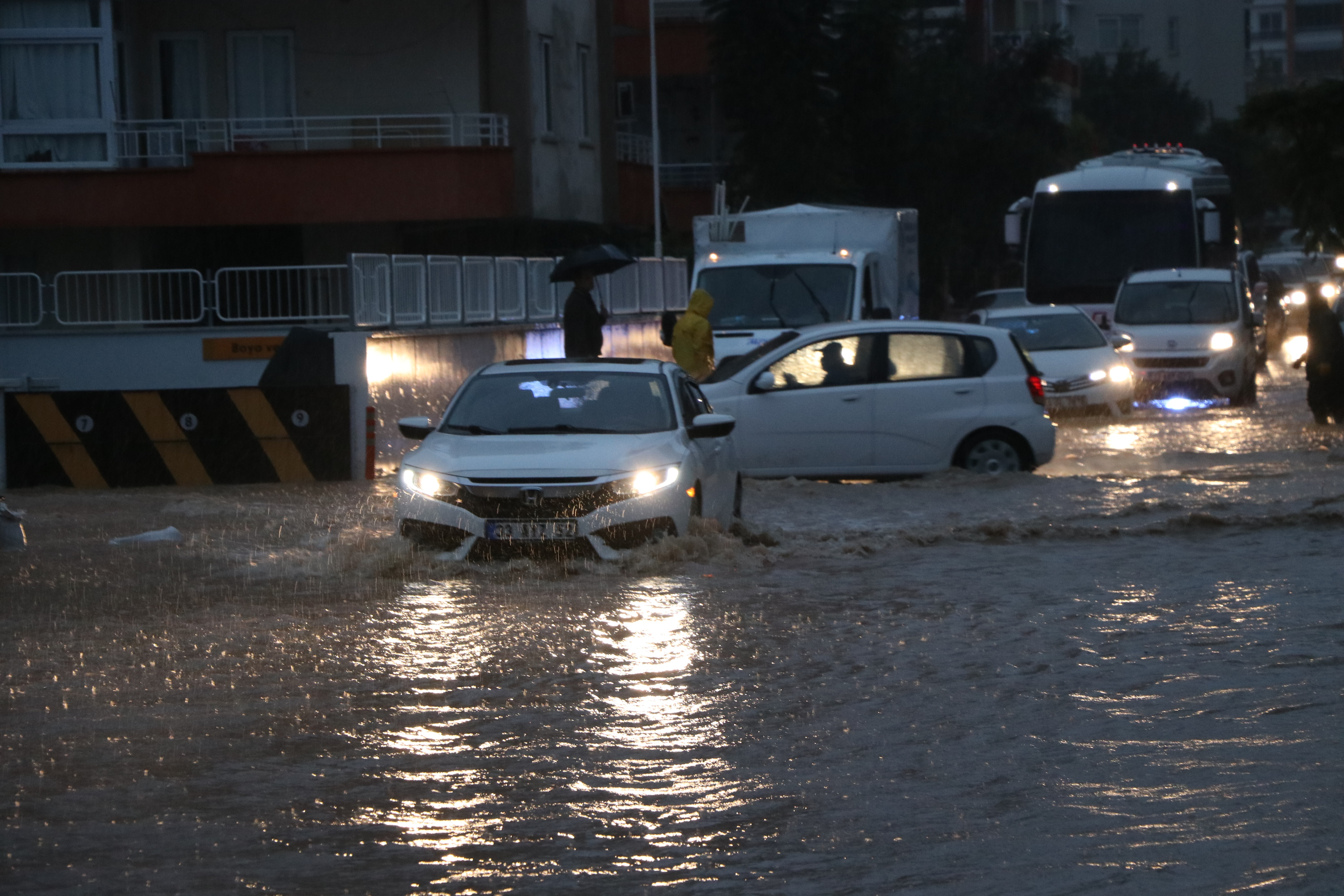 Son dakika Mersin�de sel felaketi yaşanıyor! Bazı okullar tatil edildi