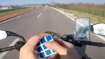 Bursa’da bir motosiklet sürücüsü, trafikte seyir halindeyken rubik küpü çözdü. Çılgın motosikletli,