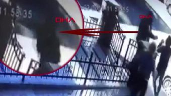 Kadıköy´de bir kediye vurarak duvardan düşüren kişiye tepki gösteren genç saldırıya uğradı. Olay anı