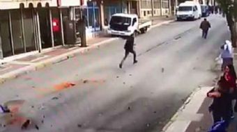 Denizli’nin Acıpayam ilçesinde meydana gelen depremde can havliyle kendini oturduğu çay ocağından d