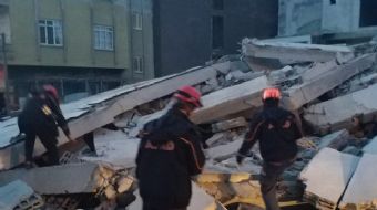 Mersin´in Mevlana Mahallesi 101067 sokakta bulunan 5 katlı bir bina çöktü. Olay yerine çok sayıda it