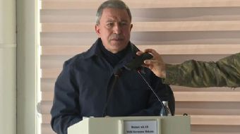 Ünlü şovmen Beyazıt Öztürk, Sarıyer Baltalimanı’nda yapılan asayiş uygulamasında polisler tarafından