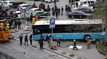 İstanbul Beyazıt´ta özel halk otobüsünün kaza yapması sonucu 3 kişi yaralandı. Yaralılardan İstanbul
