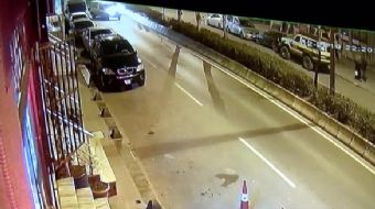 Bayrampaşa´da hızla ilerleyen otomobil, caddeye çıkan otomobile çarparak savruldu. Çevredeki 2 aracı