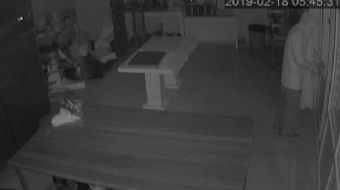 Esenyurt´ta pastanedeki bağış kutusunun çalınma anı güvenlik kameralarına yansıdı.