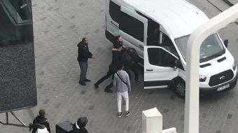 Taksim Meydanı´nda bir turist kapkaça uğradı. Vatandaşlar turistin çantasını aldığı iddia edilen kap