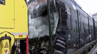 İstanbul Haramidere´de metrobüs kazası yaşandı. Seyir halindeki metrobüs, önünde bulunan metrobüse ç