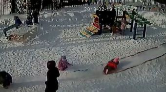 Rusya´da bir çocuk, anaokulunun parkında oynadığı sırada montunun şapkası bir oyuncağa takıldı.
Ana