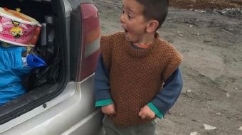 Kars’ta bir aracın bagajın oyuncakları gören küçük Mirza’nın yüzündeki mutluluk hem duygulandırdı he