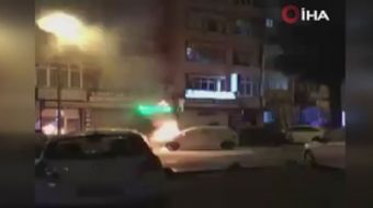 Silivri’de park halindeki bir otomobil henüz belirlenemeyen bir nedenle yandı. Alev alev yanan otomo