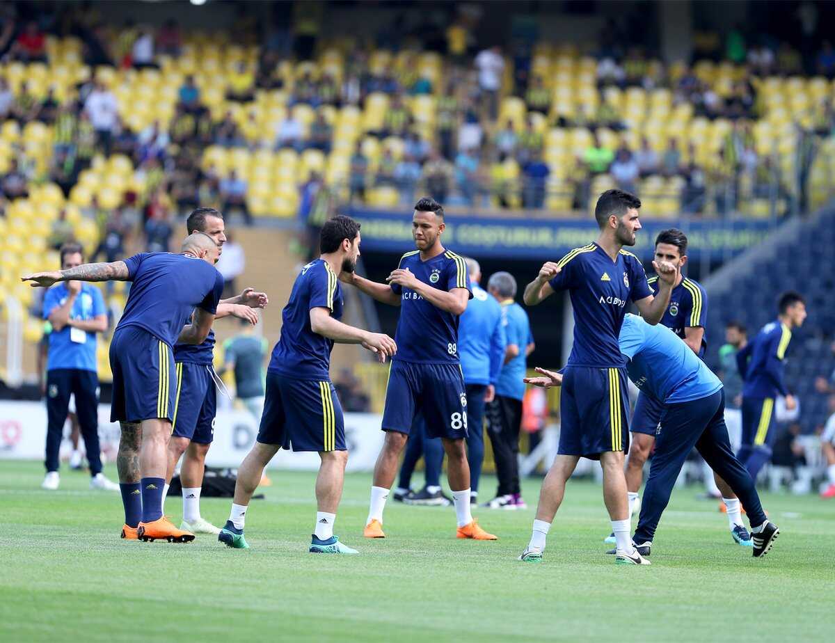 Futbolcular haber bekliyor