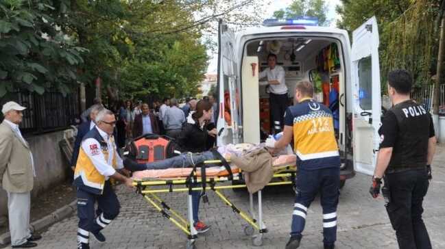 Görev yaptığı okul önünde kalp krizi geçirip hayatını kaybetti