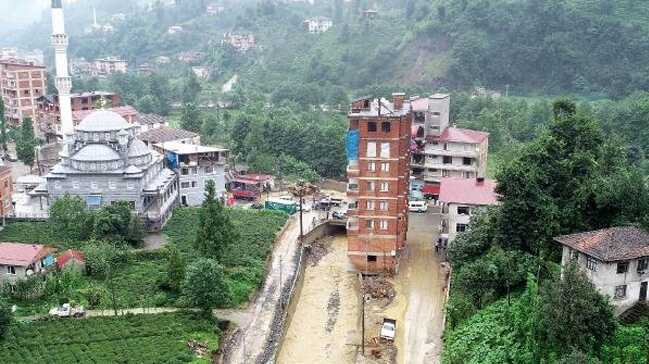 Rize'de dere yatağındaki 7 katlı apartmanın yıkımına başlandı