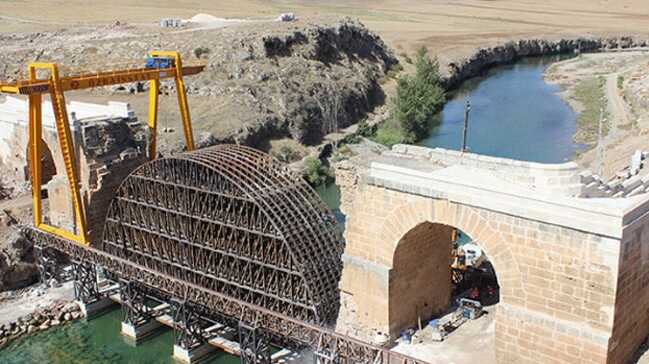 Adıyaman'daki bin 800 yıllık köprü yeniden birleşiyor