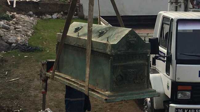 Bursa'da bir evin bahçesinden lahit çıktı