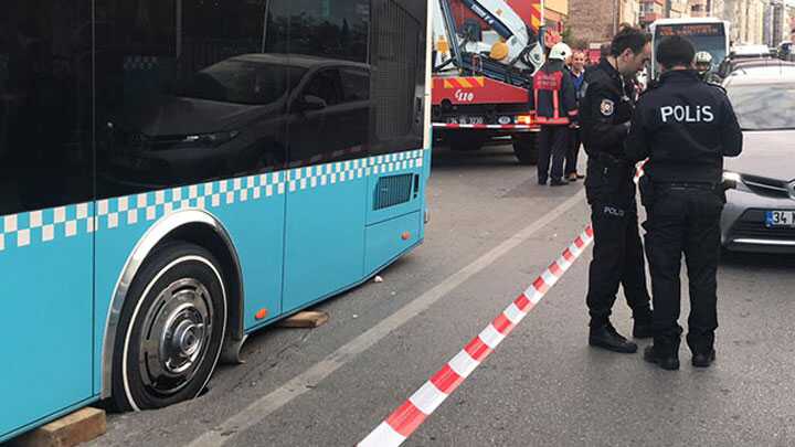 Kadıköy Rıhtım'da yol çöktü, özel halk otobüsü mahsur kaldı