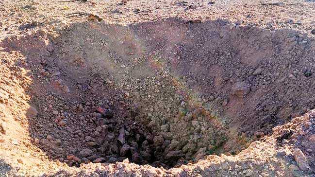 Asfaltı delip, altına bomba yerleştirmişler
