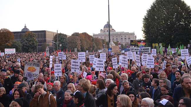 Avusturya’da binlerce gösterici, aşırı sağcı hükümeti protesto etti