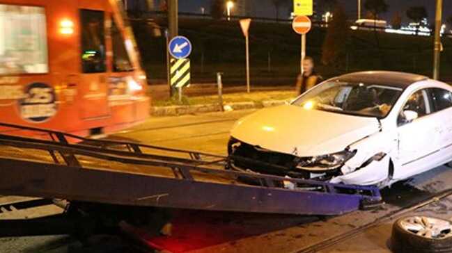 Cevizlibağ'da otomobil tramvaya çarptı