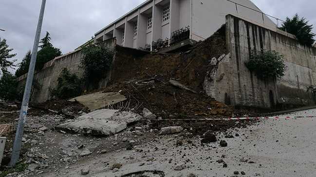 Ordu'nun Altınordu İlçesinde bir lisenin spor salonun istinat duvarı çöktü