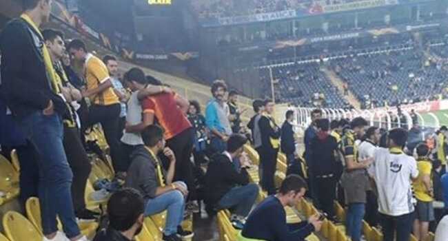 Kadıköy'de Galatasaray formasıyla Fenerbahçe maçını izledi