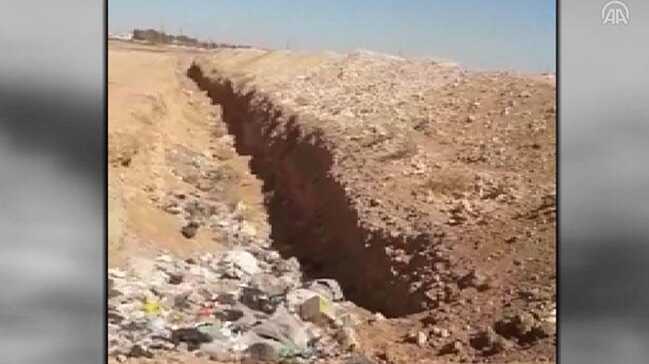 Terör örgütü PKK/YPG Münbiç'i çukurlarla çevreledi