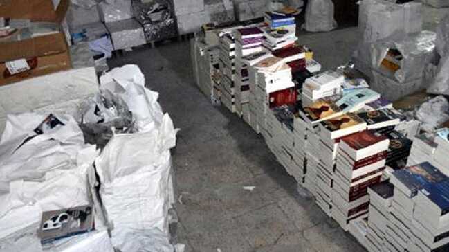 İzmir polisinden korsana geçit yok: Yarım milyonluk korsan kitap ele geçirildi