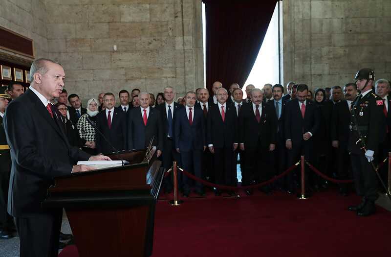 Anıtkabir Özel Defteri'ni imzalayan Başkan Erdoğan: Büyük bir gururla manevi huzurundayız