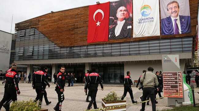 Adana'nın merkez Çukurkova Belediyesi'nde silah sesleri: Yaralılar var