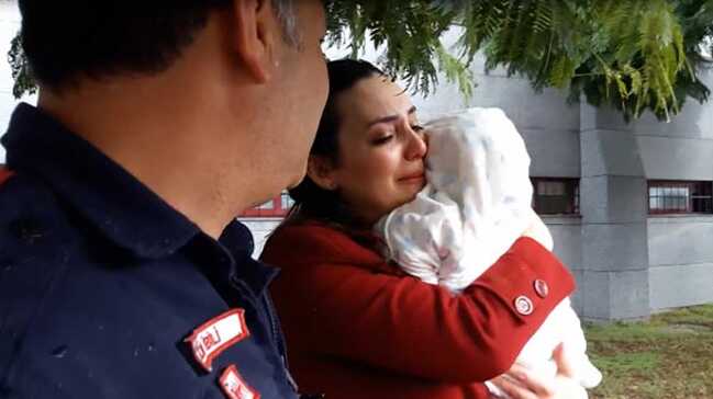 Adana'da otomobilde mahsur kalan 6 aylık bebek kurtarıldı
