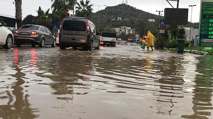 İzmir ve Bodrum'da sağanak hayatı olumsuz etkiliyor