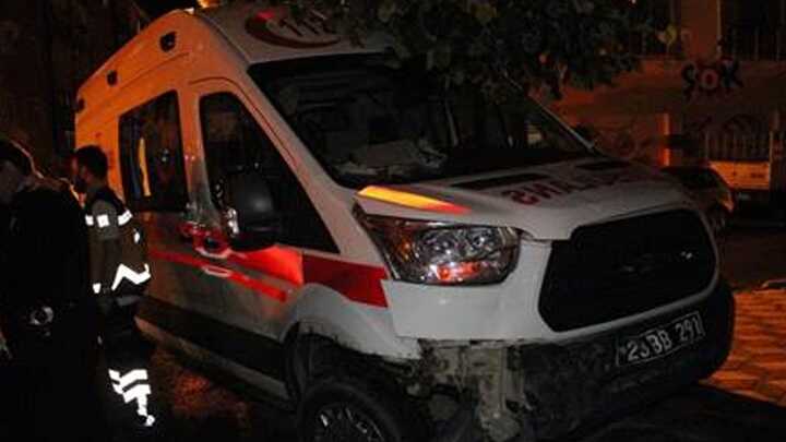 Ambulansla otomobilin çarpışması sonucu 1 kişi yaralandı