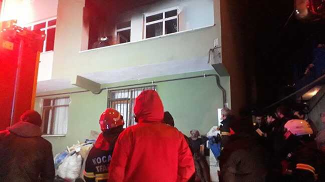 Kocaeli’de elektrikli sobadan çıkan yangın evi kullanılamaz hale getirdi