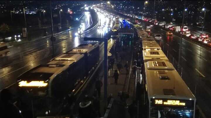 Sefaköy'de Metrobüs arızası! Topkapı yönünde seferler yapılamıyor