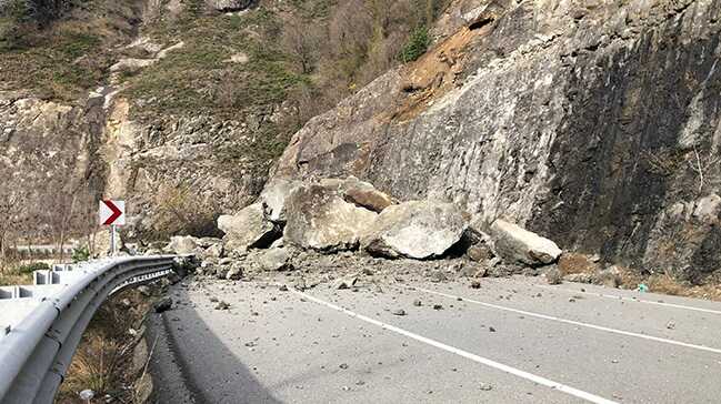 Yamaçtan düşen kayalar yolu kapattı