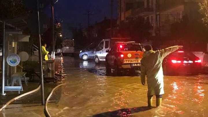 Balıkesir'de sağanak hayatı olumsuz etkiledi
