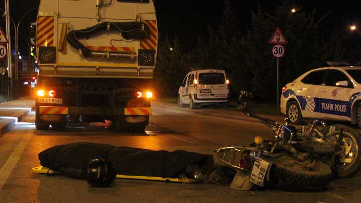 Motosiklet yol temizleme aracına çarptı: 1 ölü