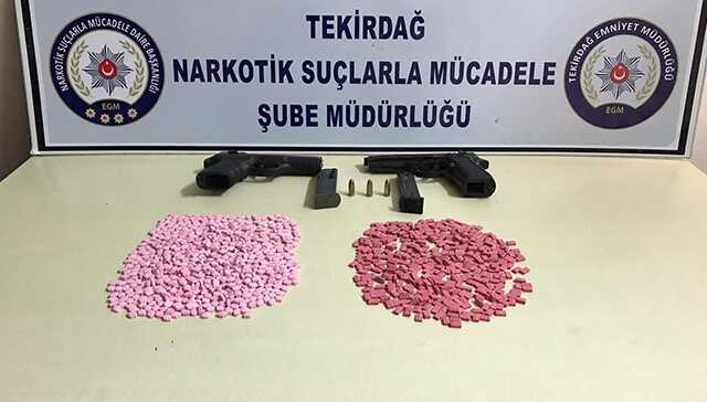 Ücret karşılığı uyuşturucu saklayanlara operasyon: Kadın polisin kafasına şişeyle vurdular
