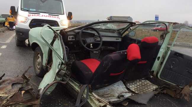 Ciple çarpışan otomobil ikiye bölündü: 1 ölü, 2 yaralı