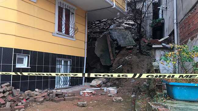 Kağıthane'de istinat duvarı çöktü