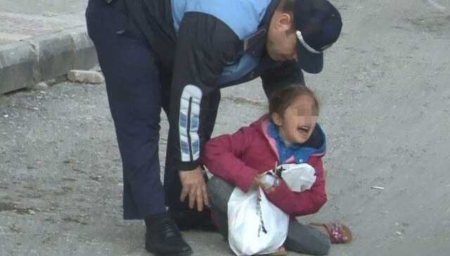 Dilenci kadın küçük çocuğunu yol ortasında bırakıp kaçtı