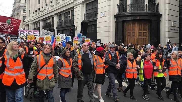 Londra'da 'sarı yelek' akımından esinlenen gruplar gösteriler düzenledi