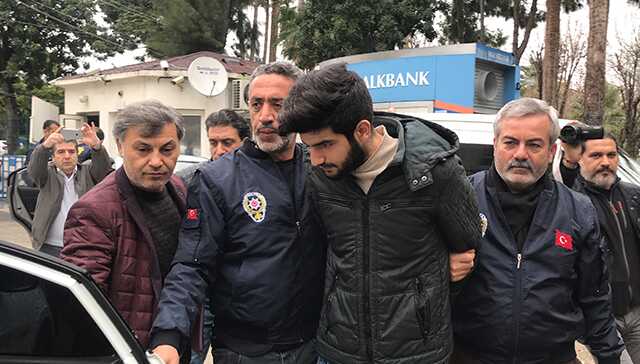 Kad%C4%B1n%C4%B1+%C3%B6ld%C3%BCr%C3%BCp+bileziklerini+%C3%A7ald%C4%B1klar%C4%B1++iddias%C4%B1yla+2+kom%C5%9Fusu+g%C3%B6zalt%C4%B1na+al%C4%B1nd%C4%B1+