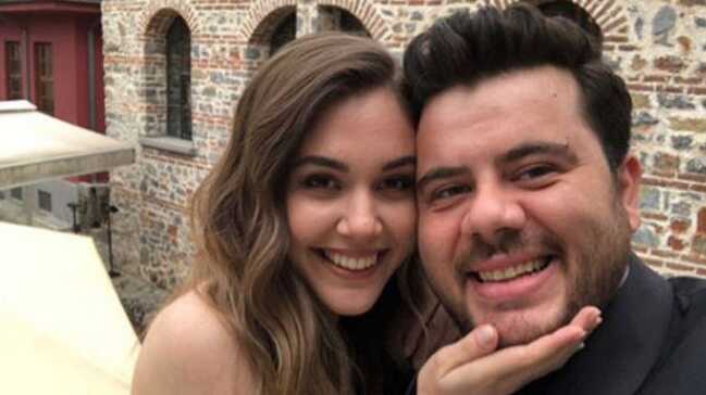 Eser Yenenler'den sevgilisi Berfu Yıldız'a evlenme teklifi! Sosyal medyadan duyurdu!