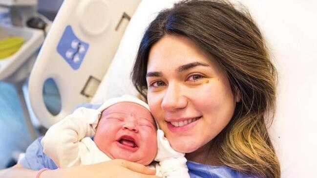 Buse Varol bebekliğini paylaşıp sordu! Sizce de benzemiyor mu"
