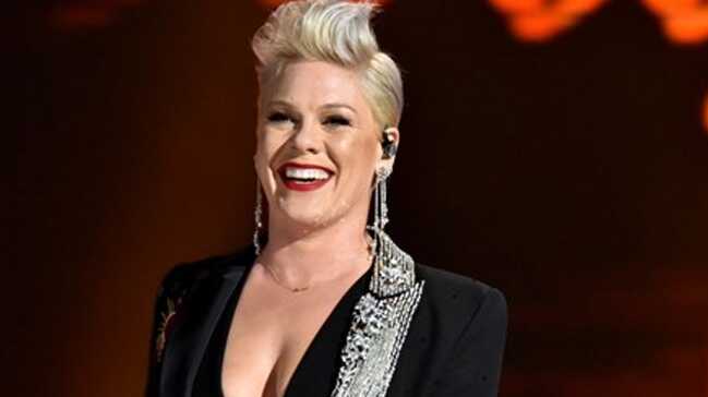 Grammy’den eli boş dönen Pink, kızının kendisi için yaptığı ödülün fotoğrafını paylaştı