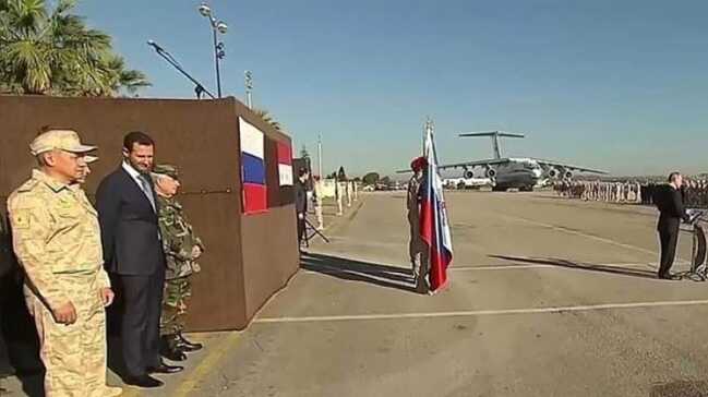 Putin'in Suriye ziyaretinde çekilen fotoğraf karesi tartışma konusu oldu