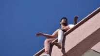 Korku dolu anlar� b�yle izlediler! Sevgilisi terk edince �at�ya ��kt� ve...