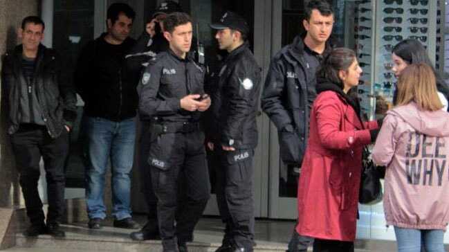 Ankara Kızılay'da bir kişi boşanma aşamasında olduğu eşini pompalı tüfekle vurmaya kalktı