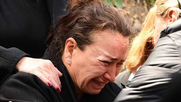 Zafer Çika'nın cenazesinde Demet Akbağ'ın gözyaşları